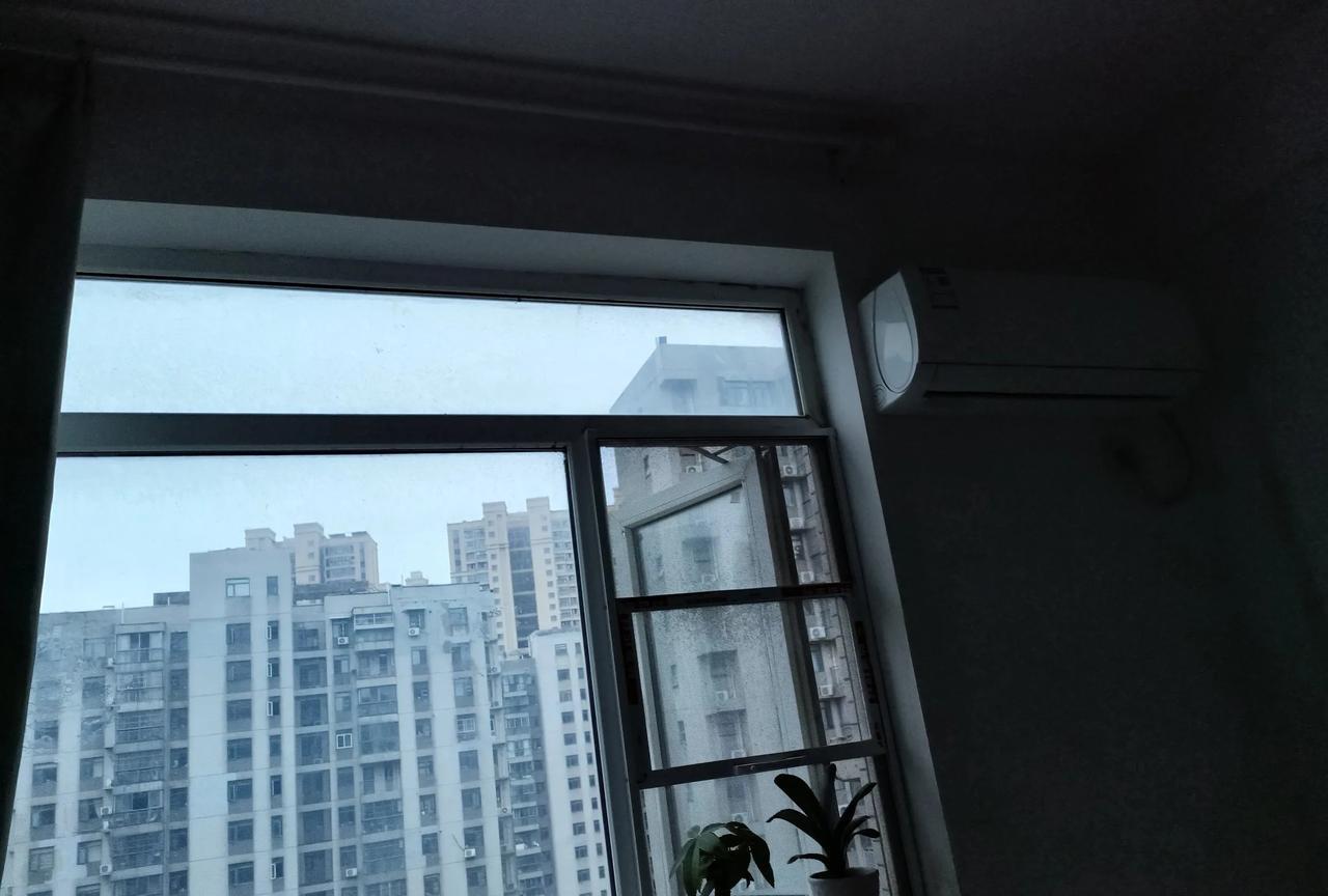 秋风阵阵吹走了大武汉的火炉夏天，昨天晚上基本没有开空调制冷降温避暑，秋风秋雨送走