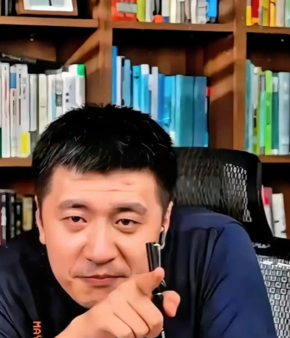 张雪峰最近干得最实在的一件事。

有些家长听说军校、警校提前批招生，头摇得像拨浪