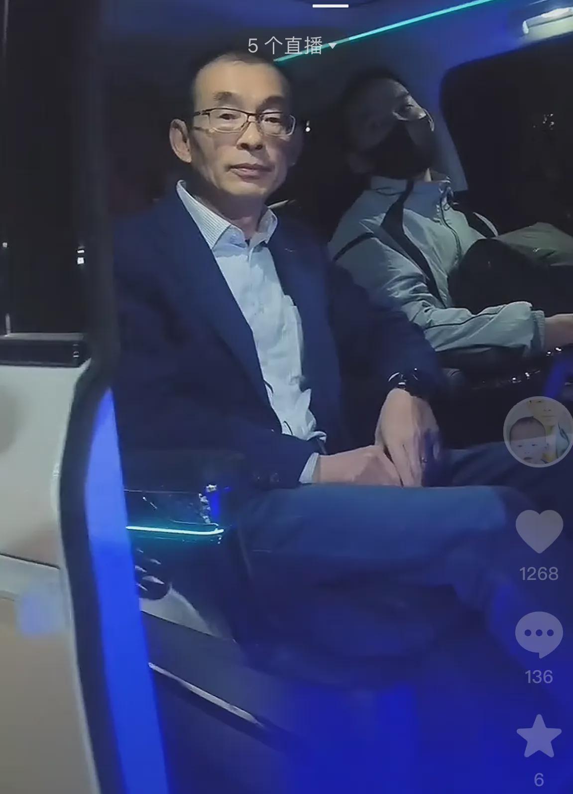 谢爸爸也拿着行李箱，看来要在那里住一阵子再回来。

[捂脸]

这是与浩