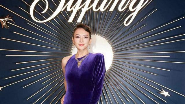 章子怡出席Tiffany晚宴，46岁美貌回春肩臀比绝佳，但人却卑微了