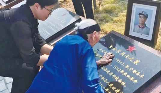 1932年，14岁的段桂秀嫁给了21岁的王金长，新婚第20天，王金长去参军，这一