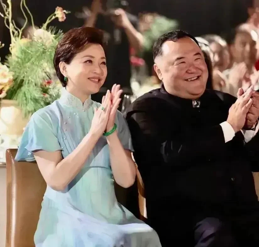 杨澜夫妇的幸福秘诀











你敢相信吗？一个被描述为小眼睛眯成缝、