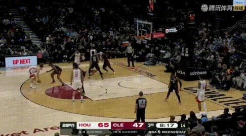 底线欧洲步？申京这低位单打技术太强了！
图1：转身欧洲步；图2：转身强上；图3：