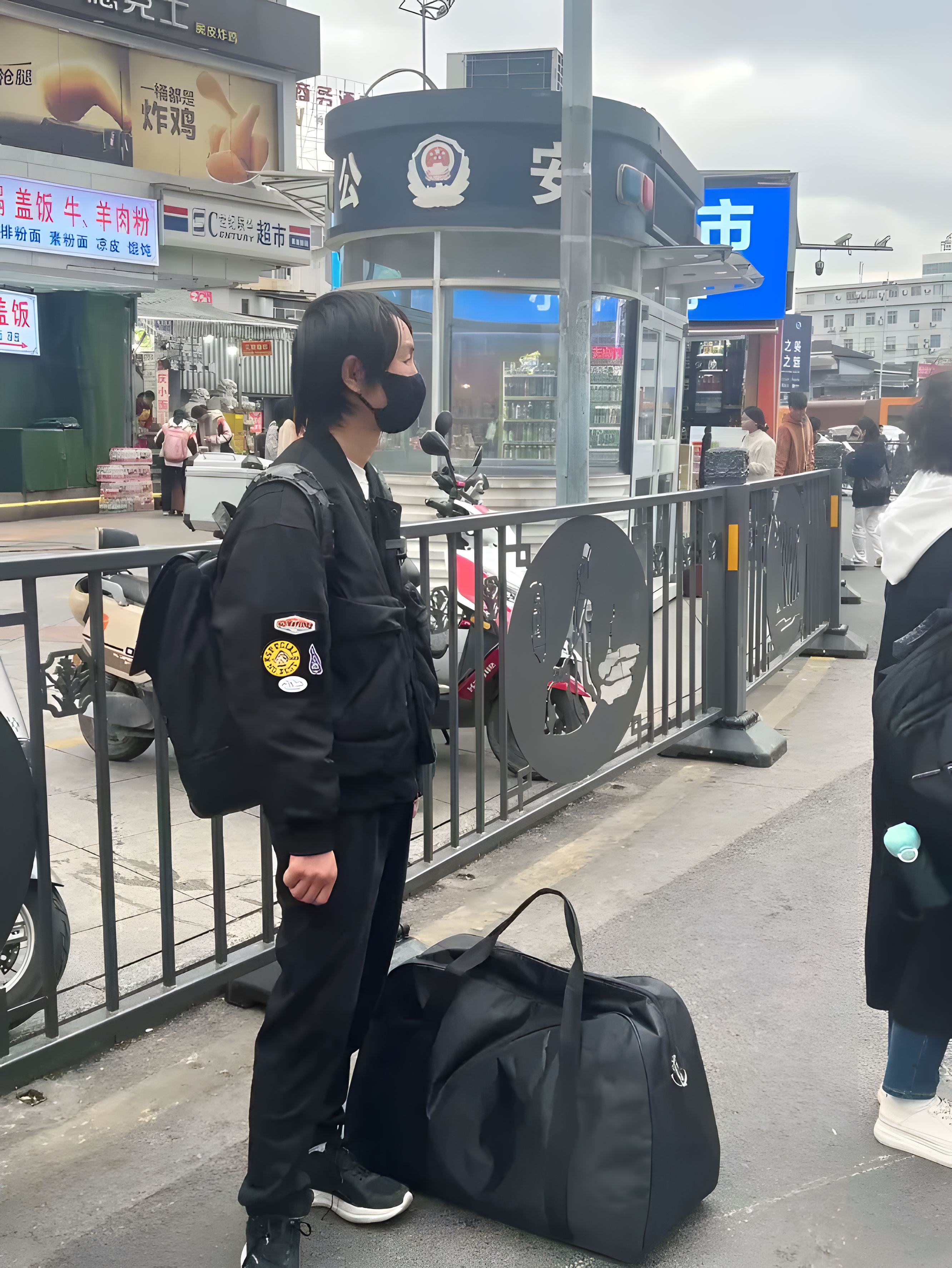 贵州巡迴演唱会，只有9个人观看，这是不是太离谱了，如果有这回事，肯定是云朵，再说