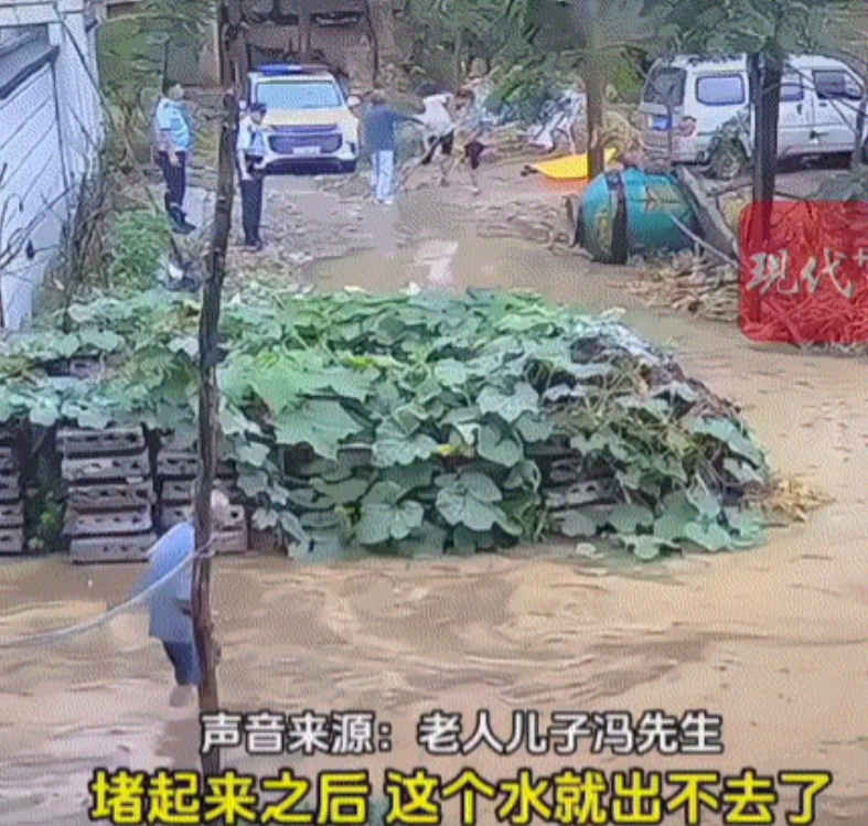 河南周口，一男子发视频称，因老家被水淹，男子的父母在向外转移过程中，其83岁的父