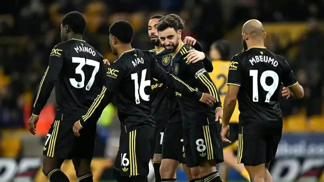 英超积分榜大乱！三强鼎立仅差3分，曼联逼近前四，最大黑马诞生