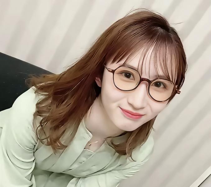 早田希娜生活照，皮肤白嫩，戴着眼镜，像一个邻家少女，跟赛场上的她判若两人，听说她
