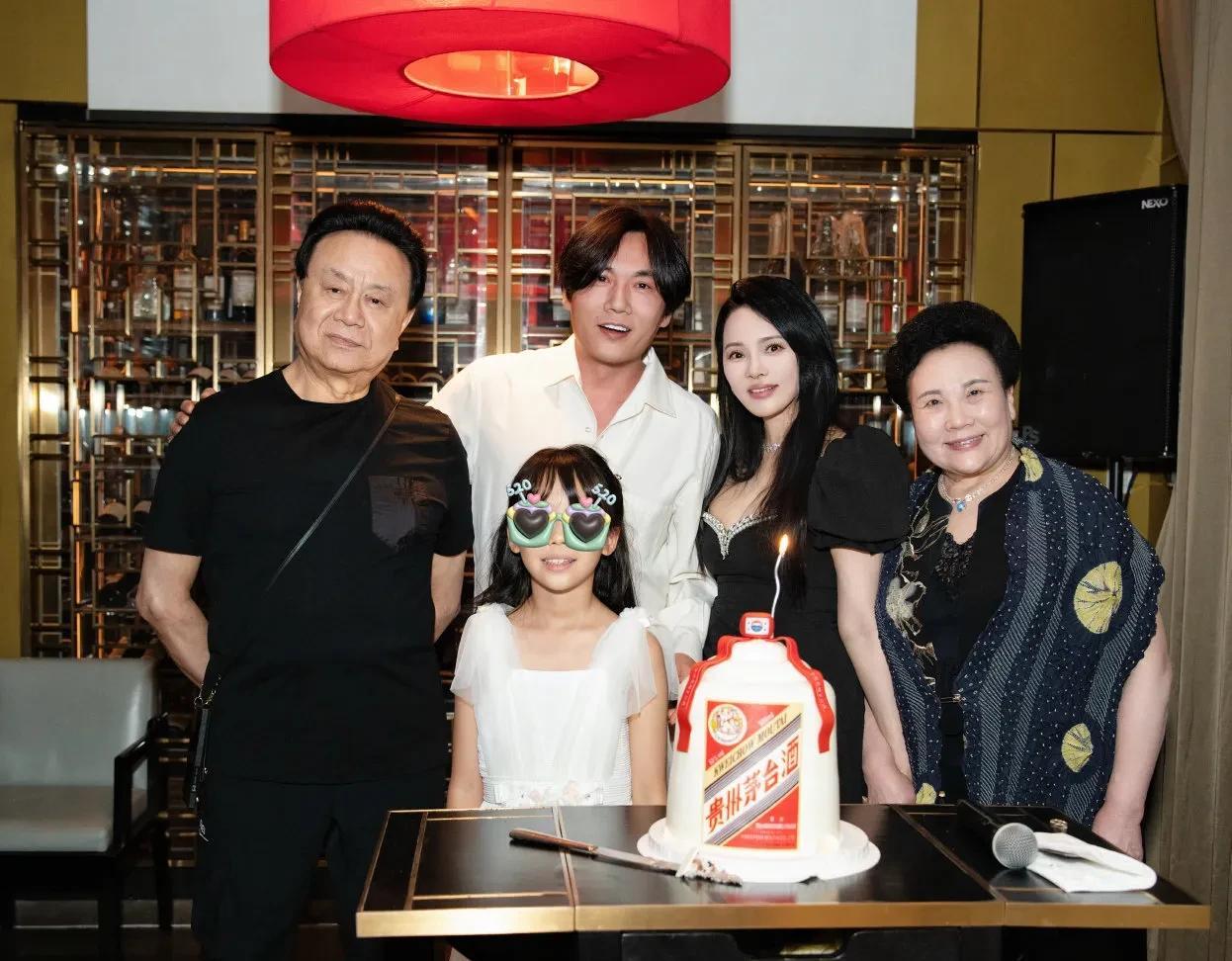 伊能静回应情感传闻，为秦昊筹办惊喜生日会放大招！
5月19日下午，伊能静在社交媒