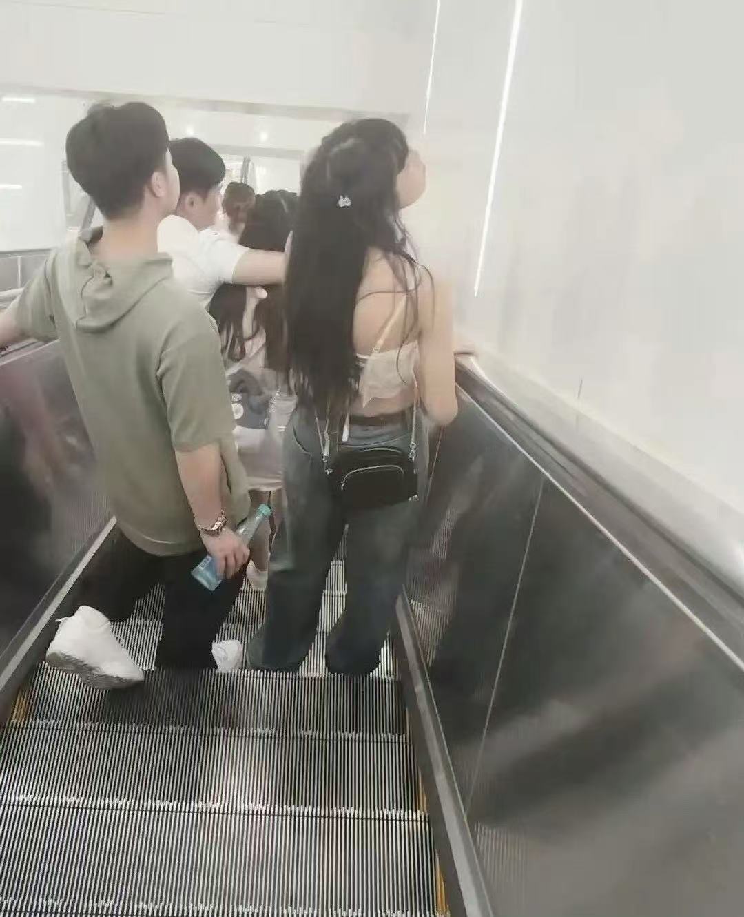 公共场合，这小情侣玩的也太花了吧