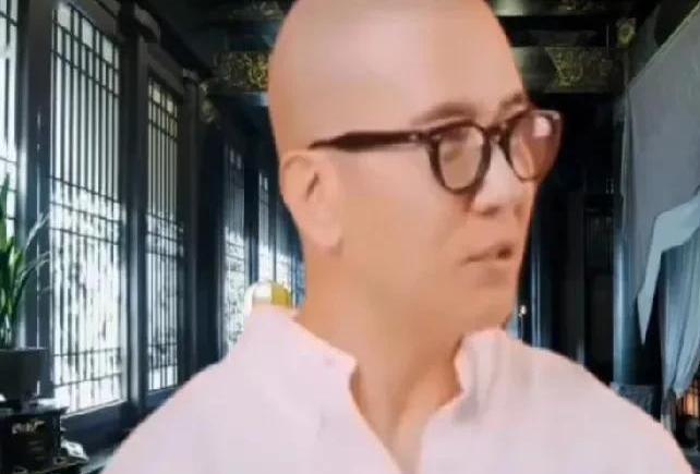 杰哥直播间又爆猛料了这次直接掀开光头具俊晔和大S汪小菲的财产拉锯战内幕。
据称具