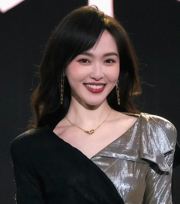 哇哦，又能在T台上大饱眼福啦！这次，唐嫣再度登上欧莱雅的舞台，为值得之夜T台秀环