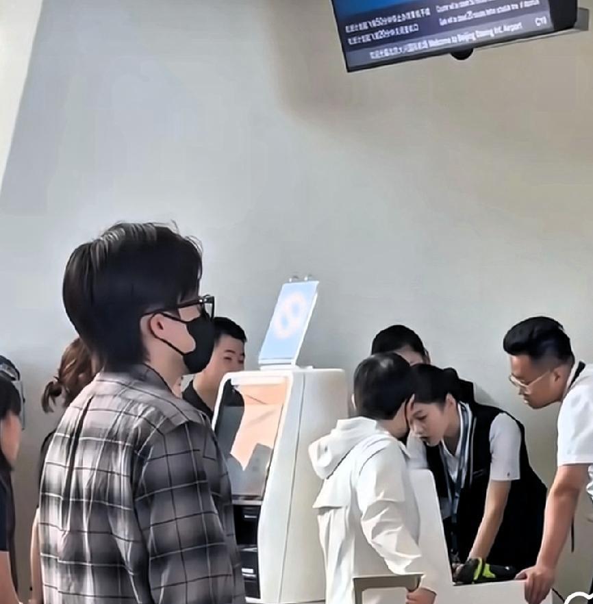 又见到新鲜莎头出发澳门了
一前一后的站着，好像学生时代一直有个默默付出陪伴。
都
