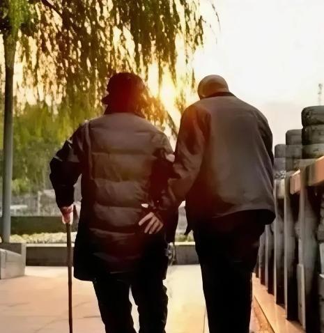 河南郑州，5月28日，一男子在妻子出车祸离世后拿到465000元的赔偿款，不料，