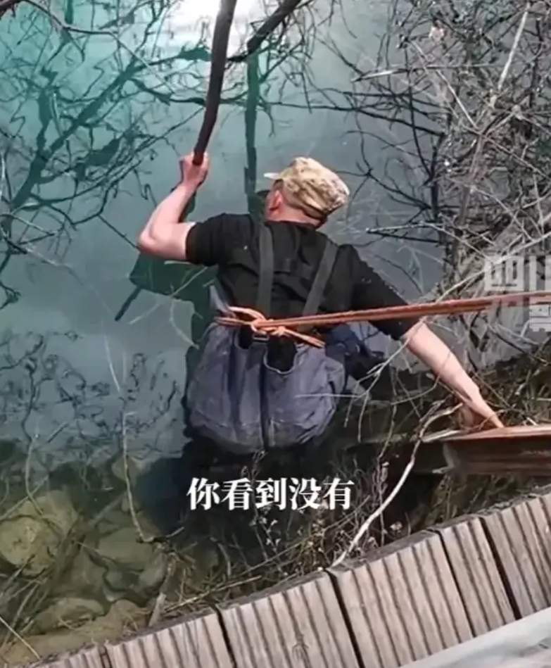 这有点不值当啊
近日，四川阿坝。一游客手机不慎掉入九寨沟老虎海，正在他着急的时候