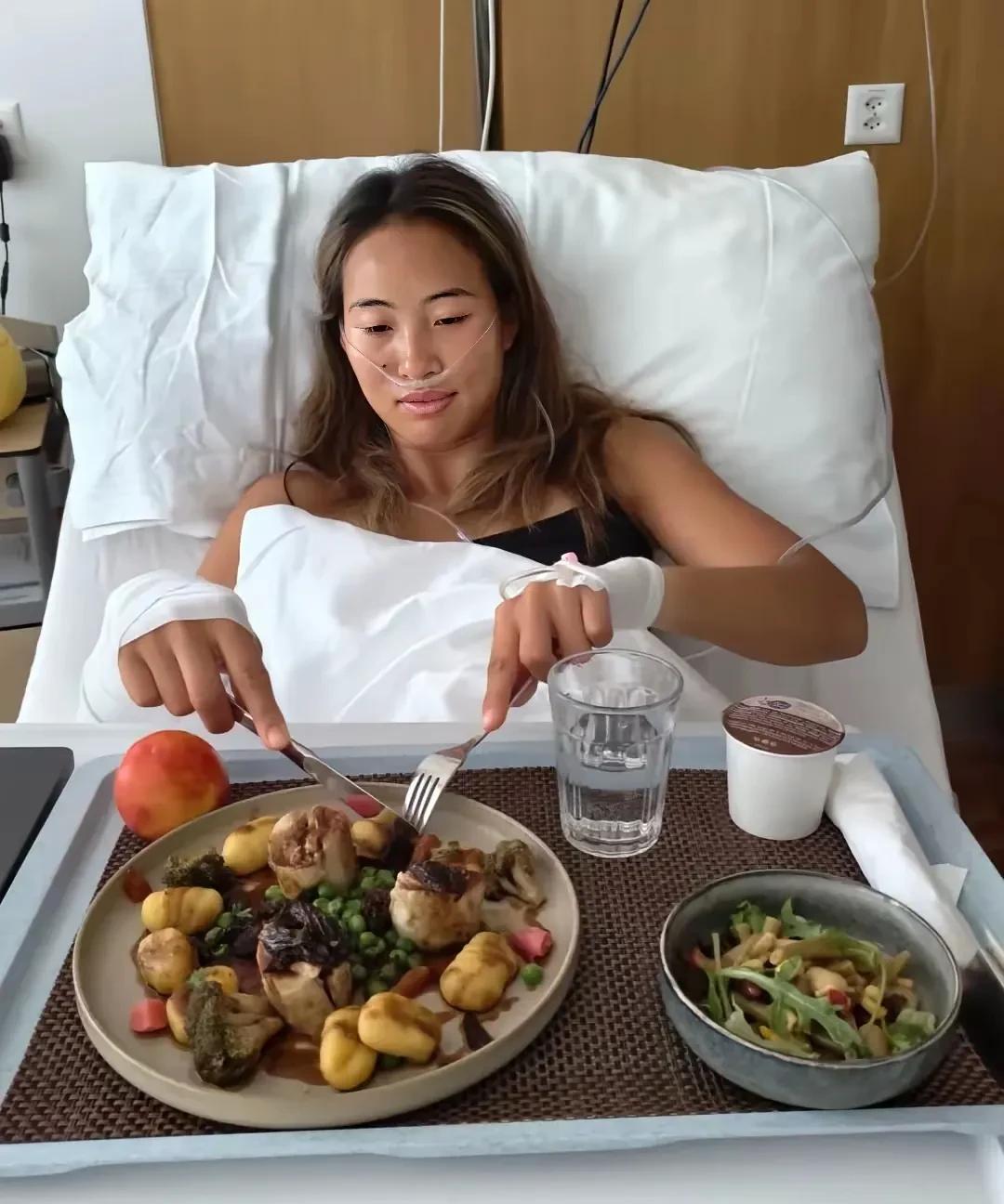 看着郑钦文吃饭这张照片
我真的是急得团团转  
郑钦文在医院的病床上，鼻子还插着