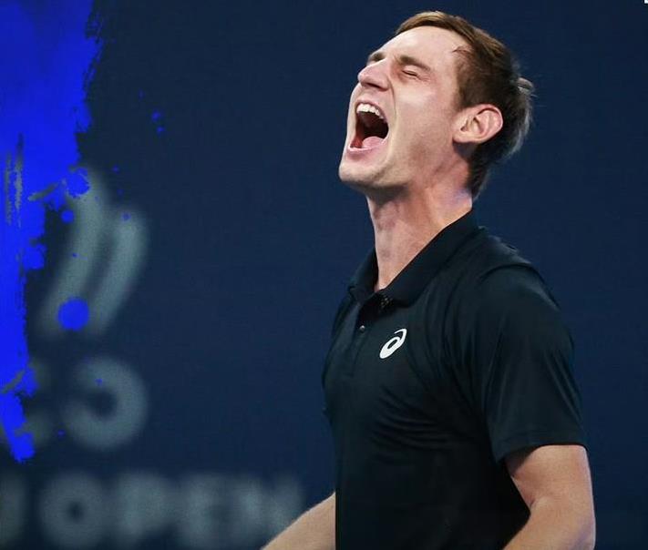 ATP杭州网球公开赛首场男单半决赛，法国资格赛球员鲁瓦耶6-3 /6-2击败同胞