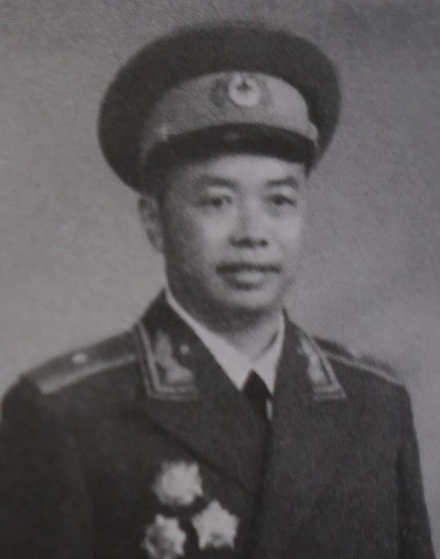 1940年，18岁的郭瑞兰救了八路军政委蔡永，43年后，已是将军的蔡永找她报恩，