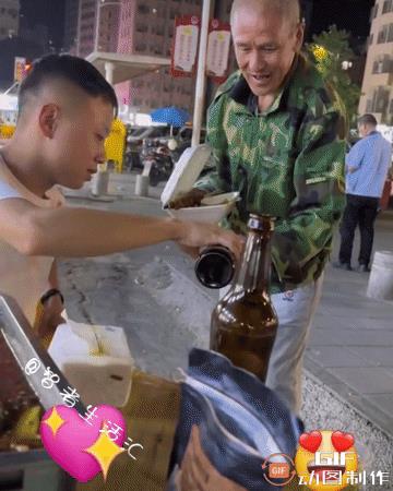 太有爱了！一位乞讨大爷向食客讨饭吃，不料暖心男子不但送上饭菜，还倒上了满满一杯啤