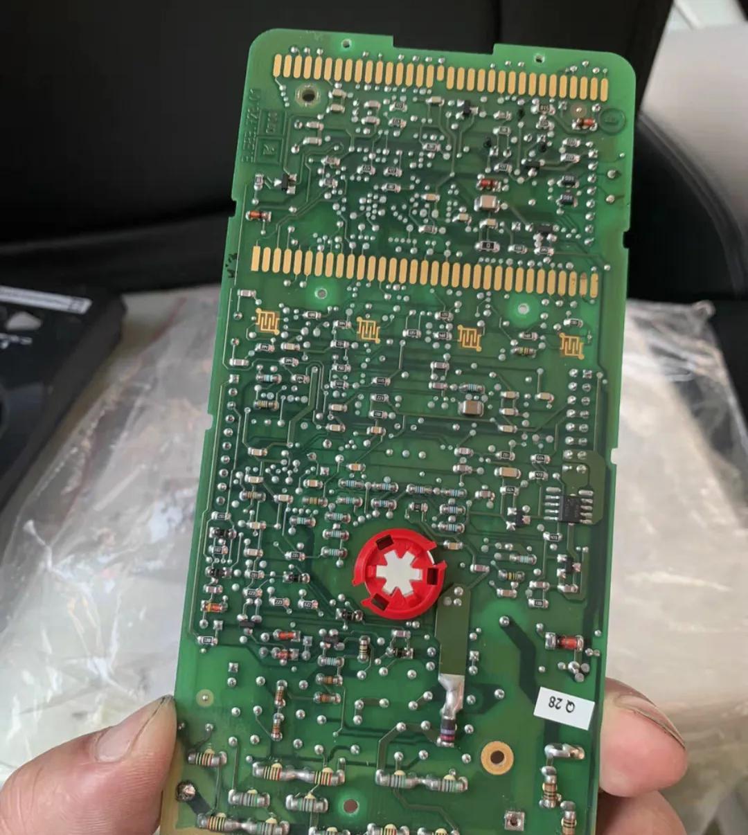 这样的线路板你见过吗？看起来很复杂的，不知道干什么用的，这么多芯片在上面，应该有
