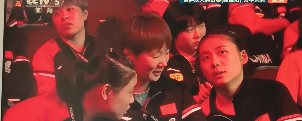 新晋大满贯亚军陈熠正在观看王楚钦对阵张本智和。三个闺蜜在小声的议论着，大概率是小