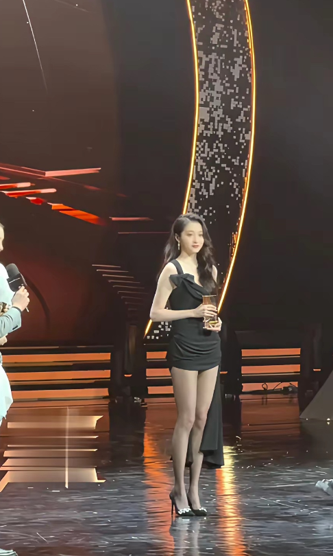 关晓彤这身材，腰以下全是腿啊！