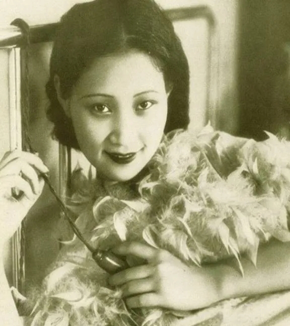 1941年，周佛海家中的麻将桌上，女主人杨淑惠输得一脸菜色。徐来适时丢出的牌，让