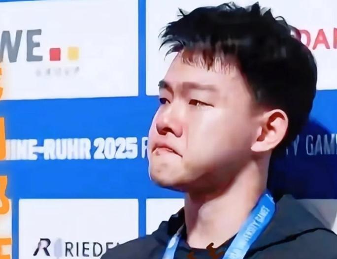 樊振东不仅代表上海参赛，还把绝招教给了队员。
刚刚结束的32届世界大学生运动会，