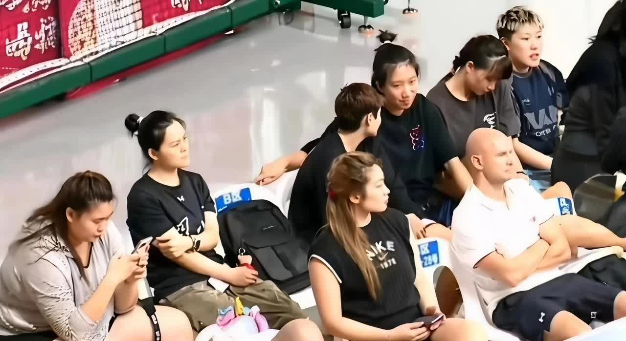 四川女篮昨天轮空，但没闲着，全员出现在江苏女篮和山西女篮的比赛现场观摩。

