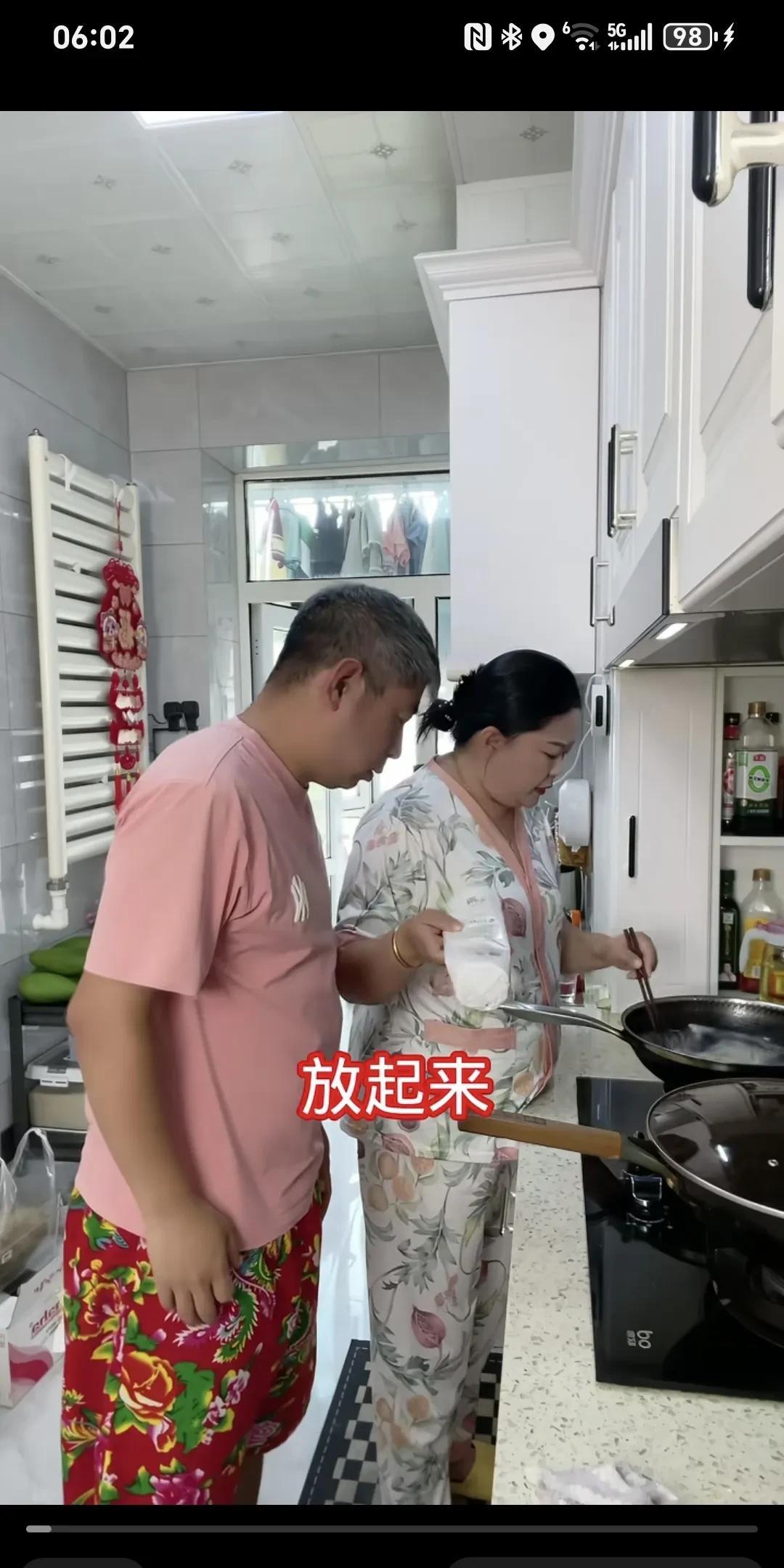 人笨却还很勤快。
老婆正在煮面条，面条已经下到锅里了，她让老公把面条放到柜子里。