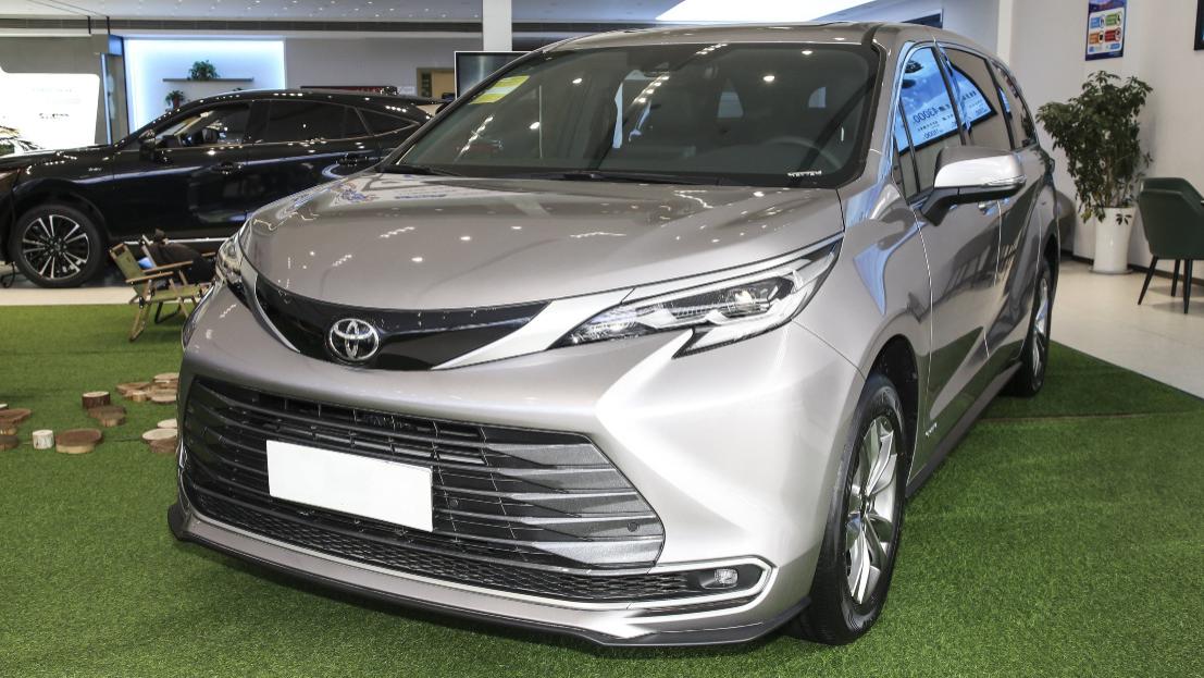 丰田挺不住了！王牌MPV一口气降到24万多，2.5L混动油耗5升，关键空间大