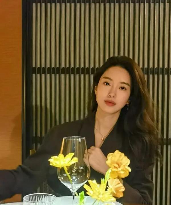 娱乐圈的显微镜又对准了女明星的肚子！4月17日，杨采钰在日本被拍"孕肚照"冲上热