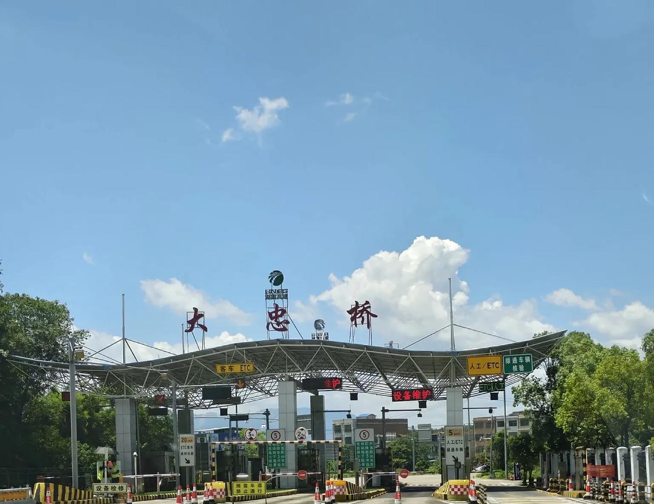 听说去年村干部被上级领导批评了，原因是我们村连条水泥路都没有，我们村被评为最穷的