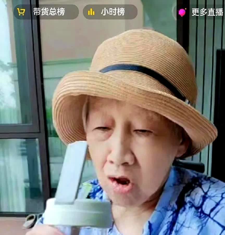 刚刚看到胡笑笑和老妈直播，真是笑死我了，胡笑笑老妈感觉自己太聪明了，而且还特别的