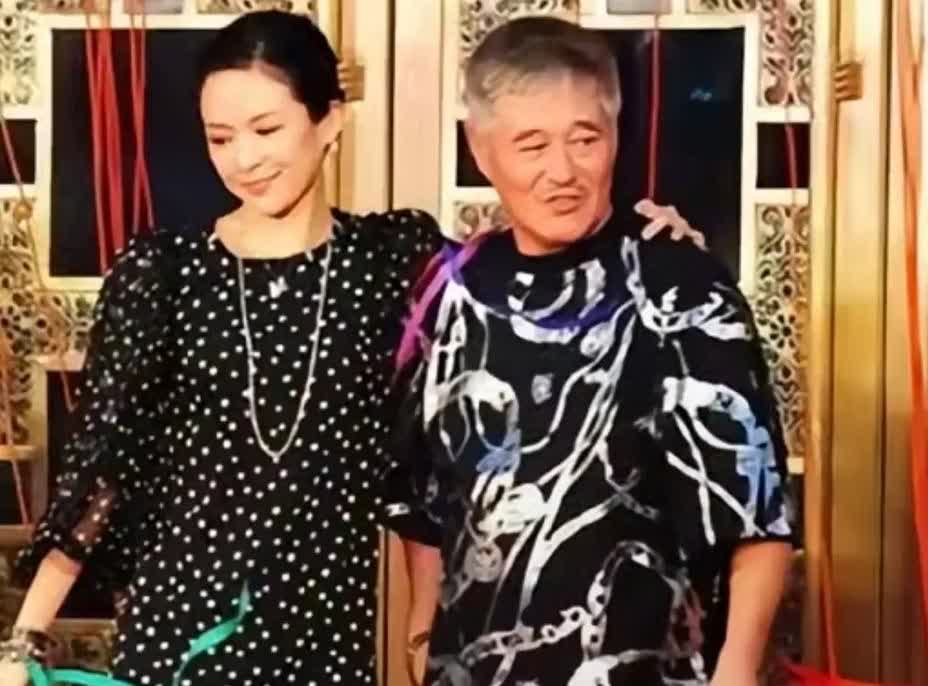 “小品大王”赵本山和国际知名女星章子怡的同框合照，赵本山穿着宽大的黑底白色印花T