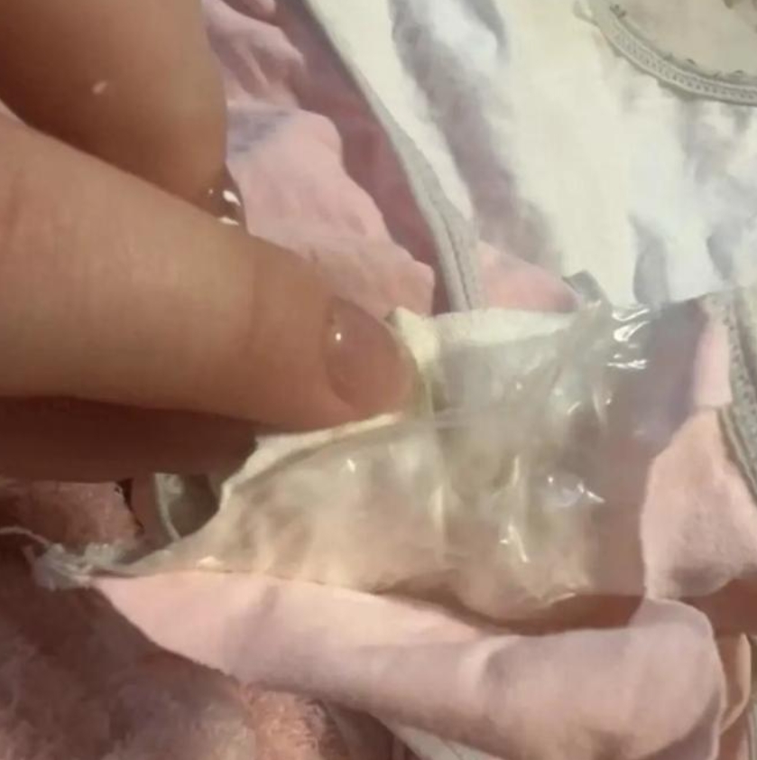 胆子太大了吧，一女子网上买了条生理期内裤，到货后她一摸却发现不对劲，剪开发现内裤