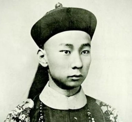 1888年，53岁且单身27年的慈禧准备去看戏，被侍卫那尔苏撞了一下，她一怒之下