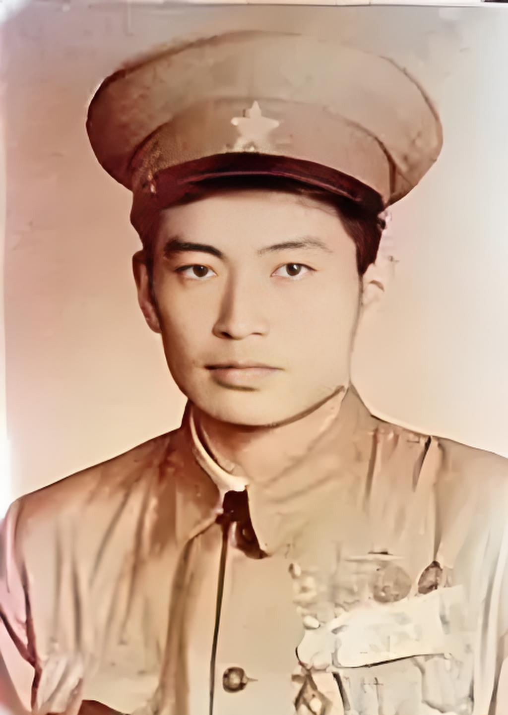 1949年，3名侦察员误入一间破旧牛棚，一名战士刚躺下，突然一阵疼痛，伸手往草堆