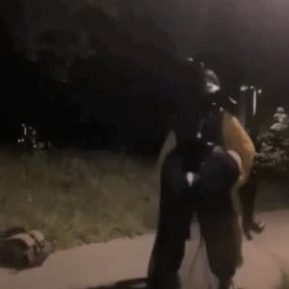 什么？这人怎么背着个马呢！差点把我吓哭。
看到远处有个男生背着一头马在走，在感叹