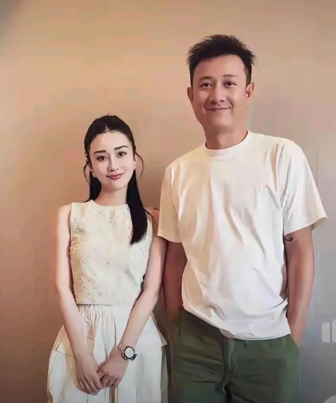 久未露面的文章依旧琼林玉树，但略显发福，身旁的女星娇柔腰柳，眉若墨画，眸若秋水，