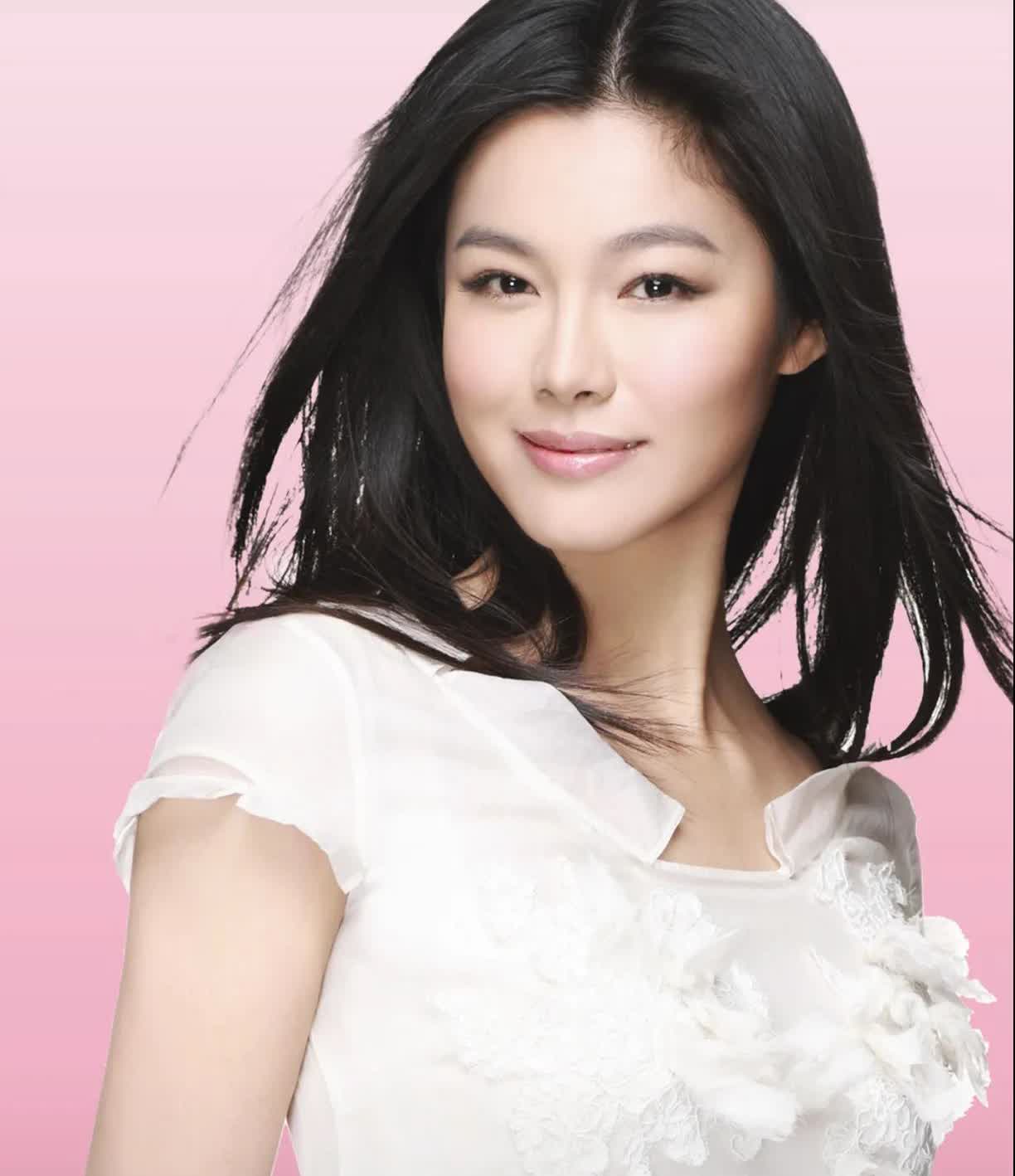 这是一个人吗，根本不像呢，还记得当年那个岩女郎于娜吗？
高挑的身材，清秀的相貌
