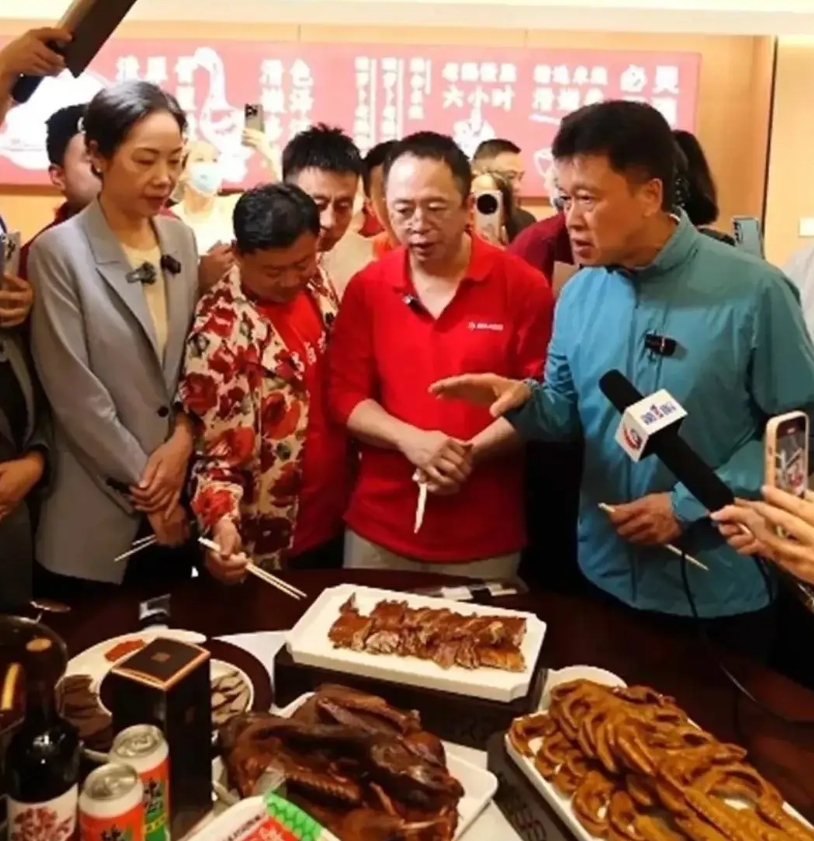 重庆荣昌爆火，揭露了9个事实：

1、汽车罚单是可以不开的，但是停放有序，高书记