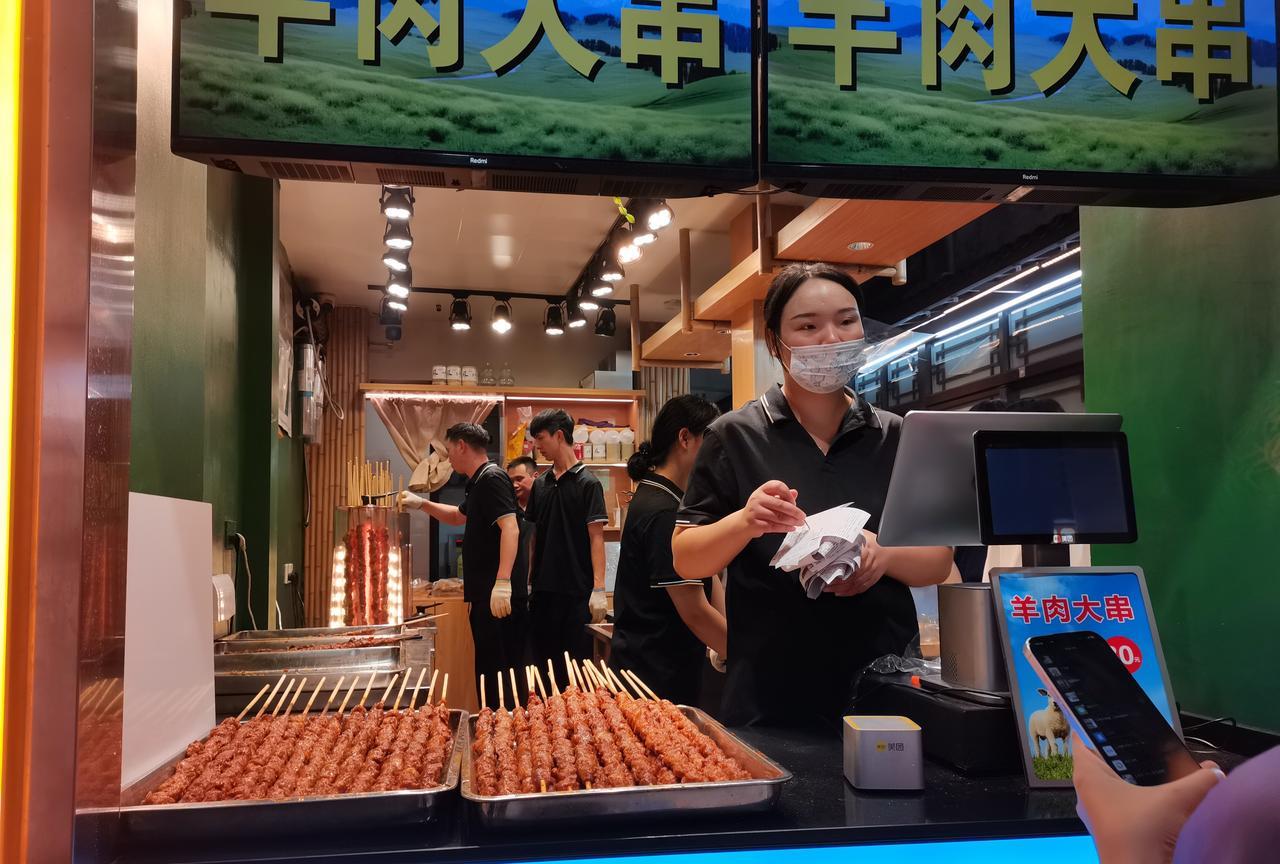 开了一天的车，已经很累了。
到酒店住下，以为可以歇一歇了，可室友非拉着我去山塘街