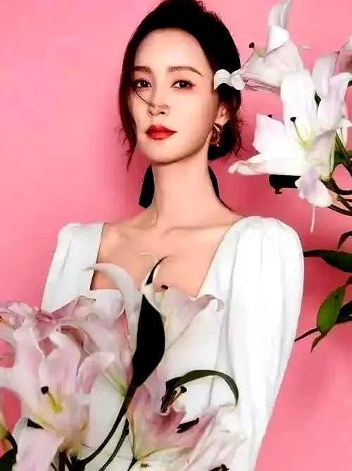 张歆艺这组高清写真看得人眼前一亮！
1981年出生的川妹子如今状态依然能打，镜头