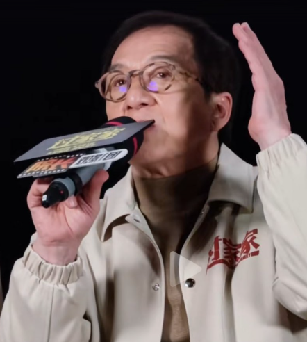 成龙一个在娱乐圈被人尊称为大哥的人。生活中的成龙却是一个71岁希望儿孙环绕的父亲