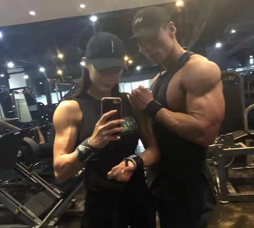 开健身房的朋友说了实话，他说店里男教练，没一个没睡过女客户的
朋友说，他聘请的一