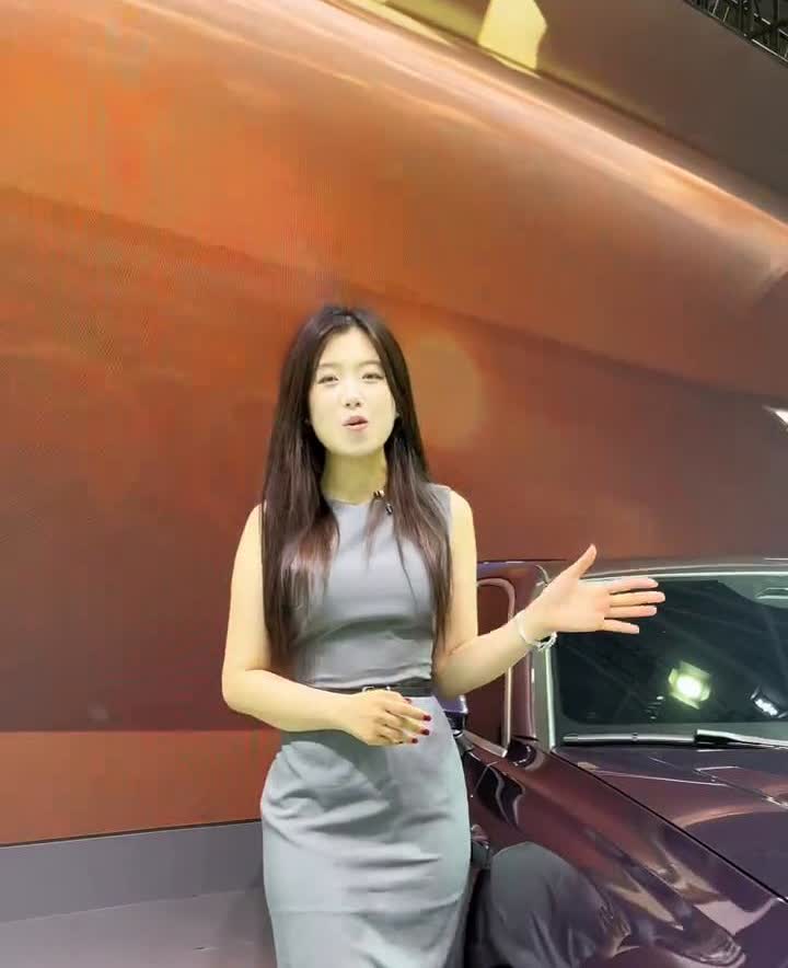 奥迪ASL。
重庆车展首次亮相，极光紫车身成为全场焦点。轿跑车身的比例，每一条