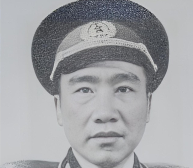 1955 在举行授衔仪式之际，他竟猛地一把扯下肩章，而后扬长离去，他为何会有这样
