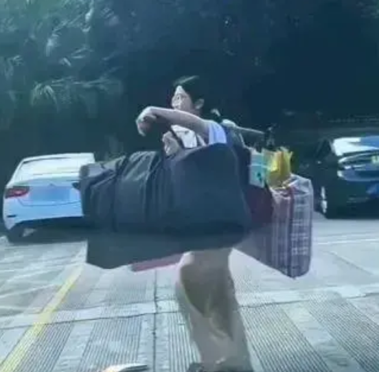 挑扁担的女孩！6月11日上午，记者采访了解到，这位挑扁担的女同学姓刘，来自桂林灌
