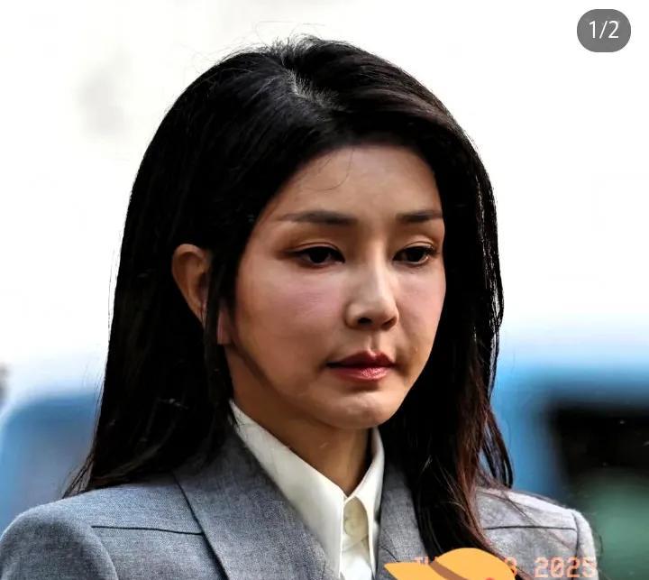 金建希，曾经的第一夫人，能力不容小觑。
或许她身边的丑闻太多，令人乍舌，但她从容