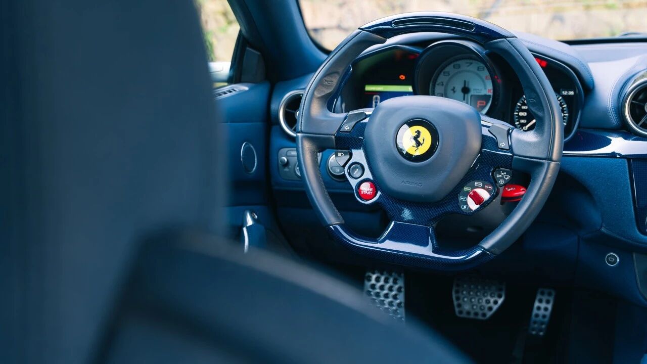 全网独一份！1.6万公里的法拉利FF定制版，老板钦点蓝配蓝+罕见织物座椅